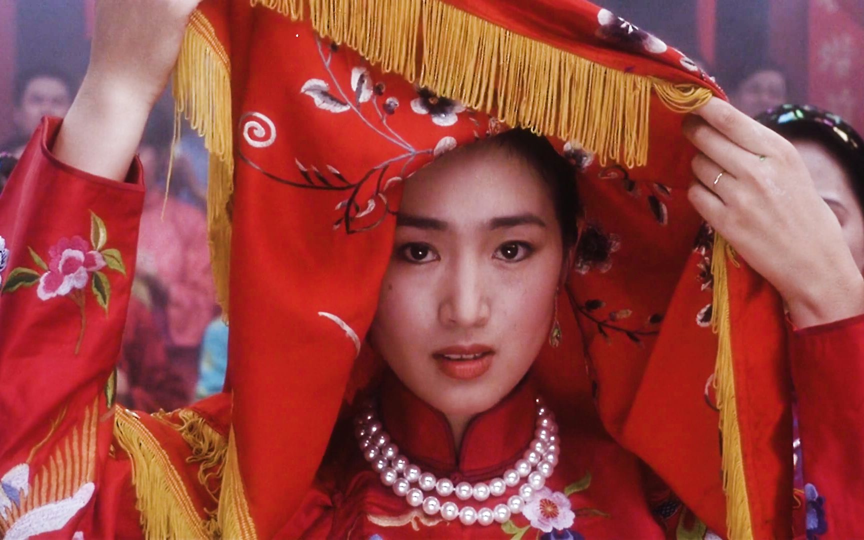 巩俐在2011年的一档节目上,承认自己有收养的儿子