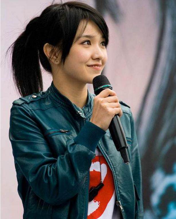 郭采洁一改往日滤镜脸，脸油还开原相机，实力证明真实比颜值重要