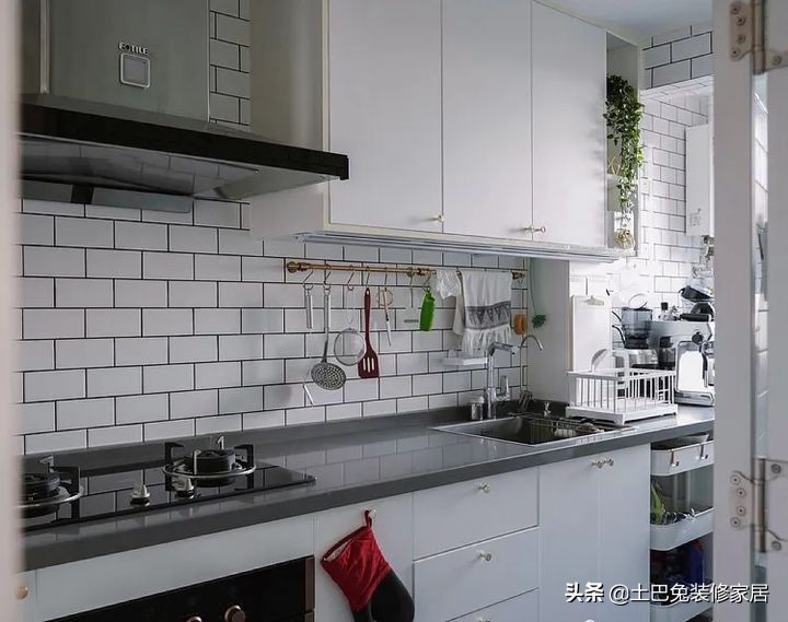小两口爆改65m²小两房，内嵌冰箱、整墙储物、大落地窗，强！大