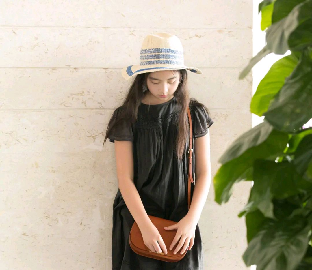 17岁女生照片真实(17岁黄多多太惊艳,穿着成熟,身材傲人,妥妥的新一代