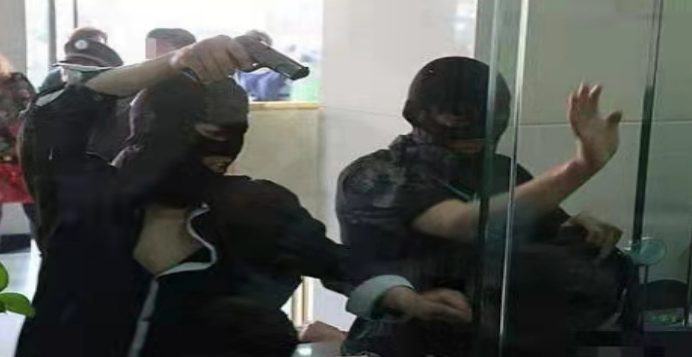 1999年，河南退伍兵王带警校儿子连抢几家银行，却因一把门锁被抓