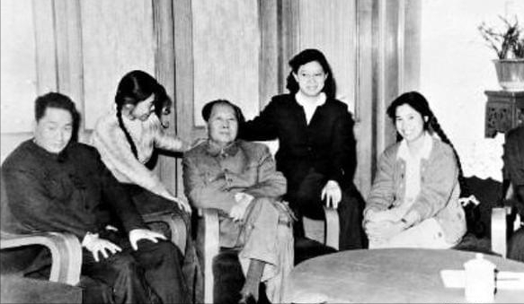毛主席和刘思齐，八岁见面认干女儿，劝女儿改嫁说：是时候了