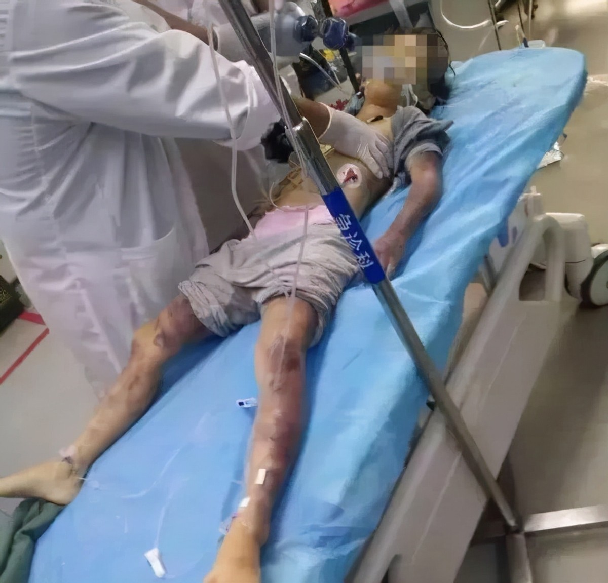 爸爸我起不来了，女童被打1小时身亡，恶父获刑12年，当庭不服