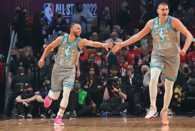 库里的MVP是怎么拿到的（詹姆斯绝杀，库里16记3分拿到MVP！2人不愧是同一医院出生的啊）