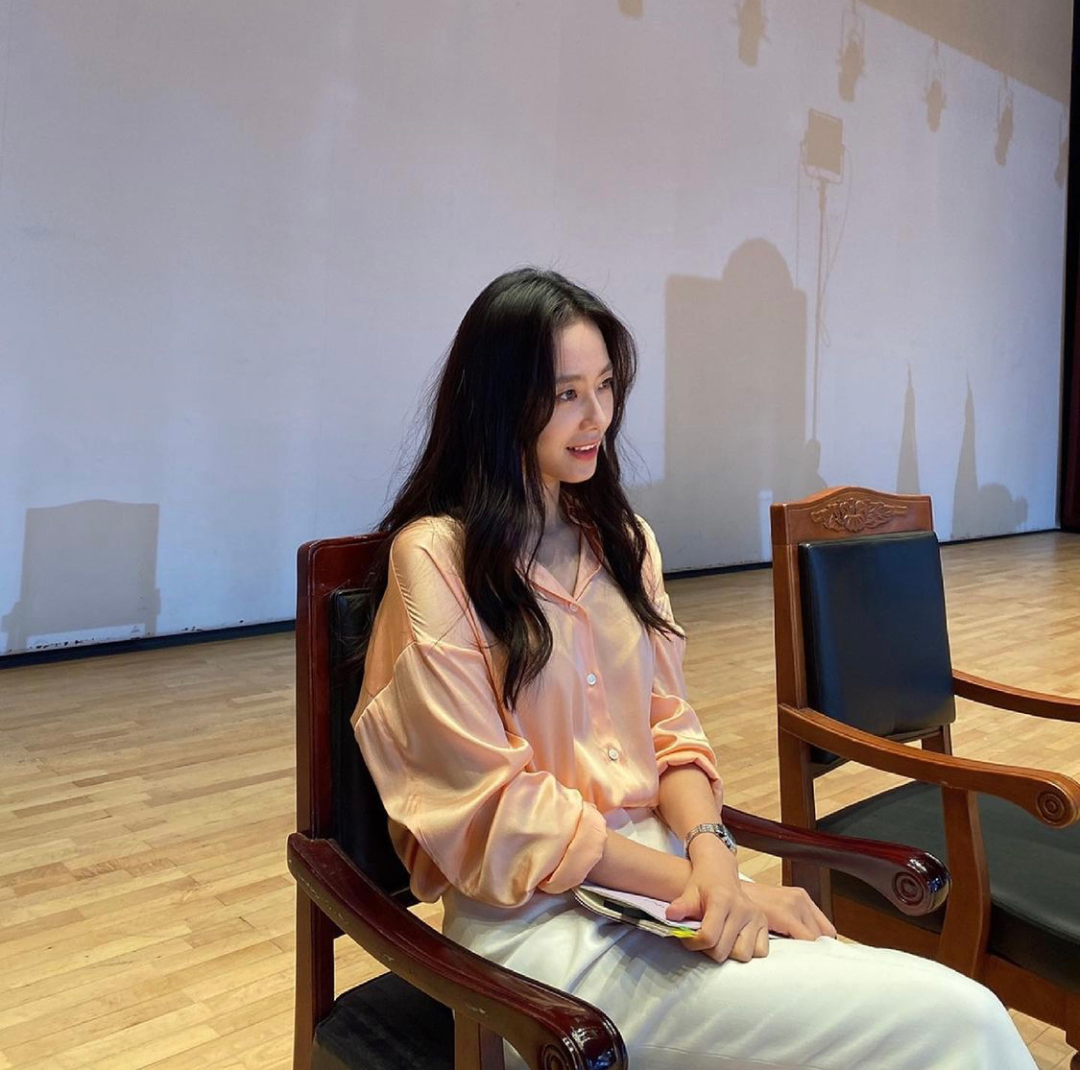 曾名噪一时的女演员，历经婚姻事业起起落落，如今的她只追求