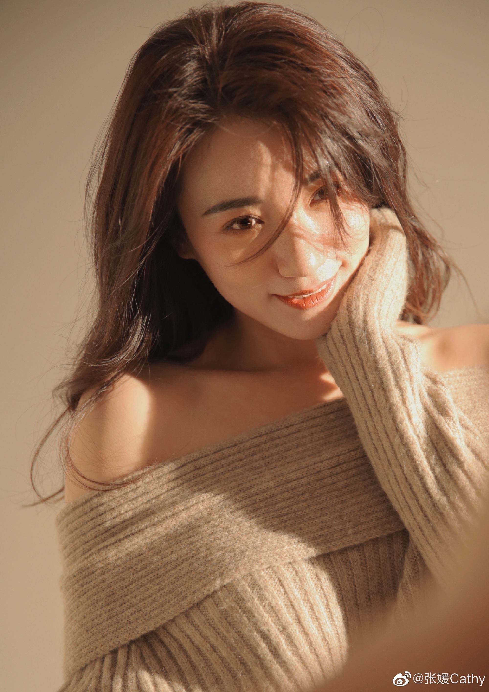 以短裙 逆天长腿著称的广东体育频道美女主持群)