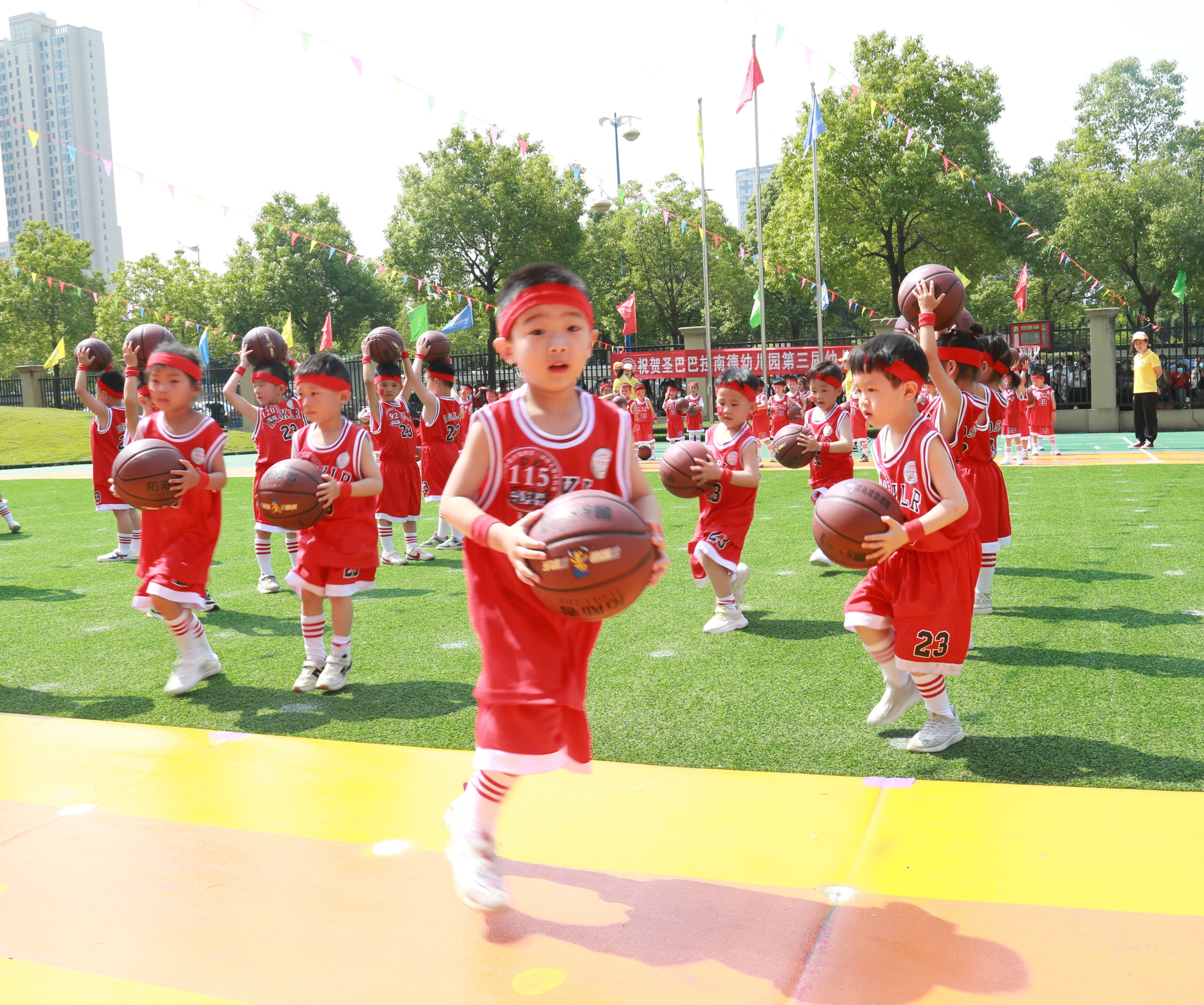 幼儿最牛花样篮球视频(强健体魄，促进幼儿成长，圣巴巴拉第三届幼儿篮球赛隆重拉开帷幕)