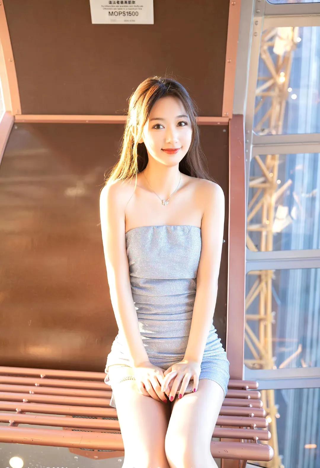 街拍:大长腿一字肩连衣裙美女