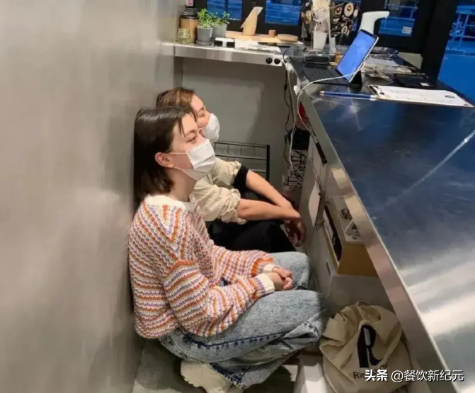 90后女孩辞职开奶茶店，3个月赔了20万：现实远比想象中更骨折
