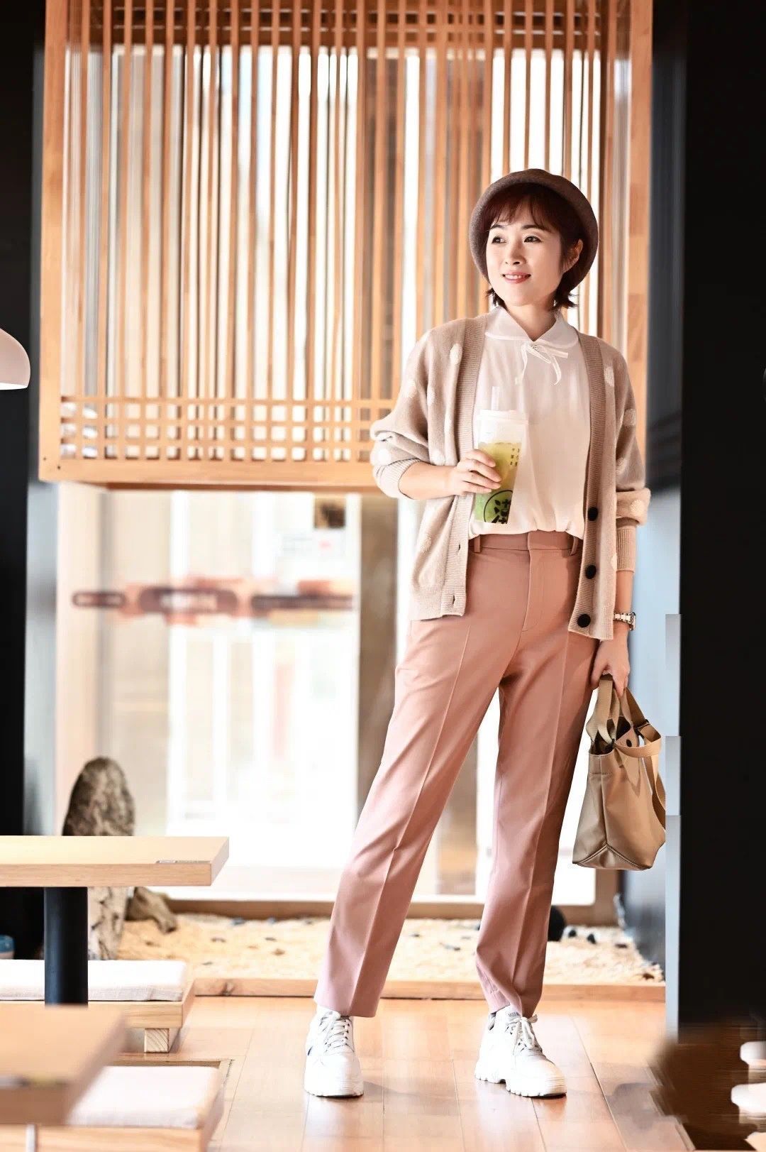 五六十岁的女人，少穿这2个颜色，另外4个“亮丽色”，时髦显活力