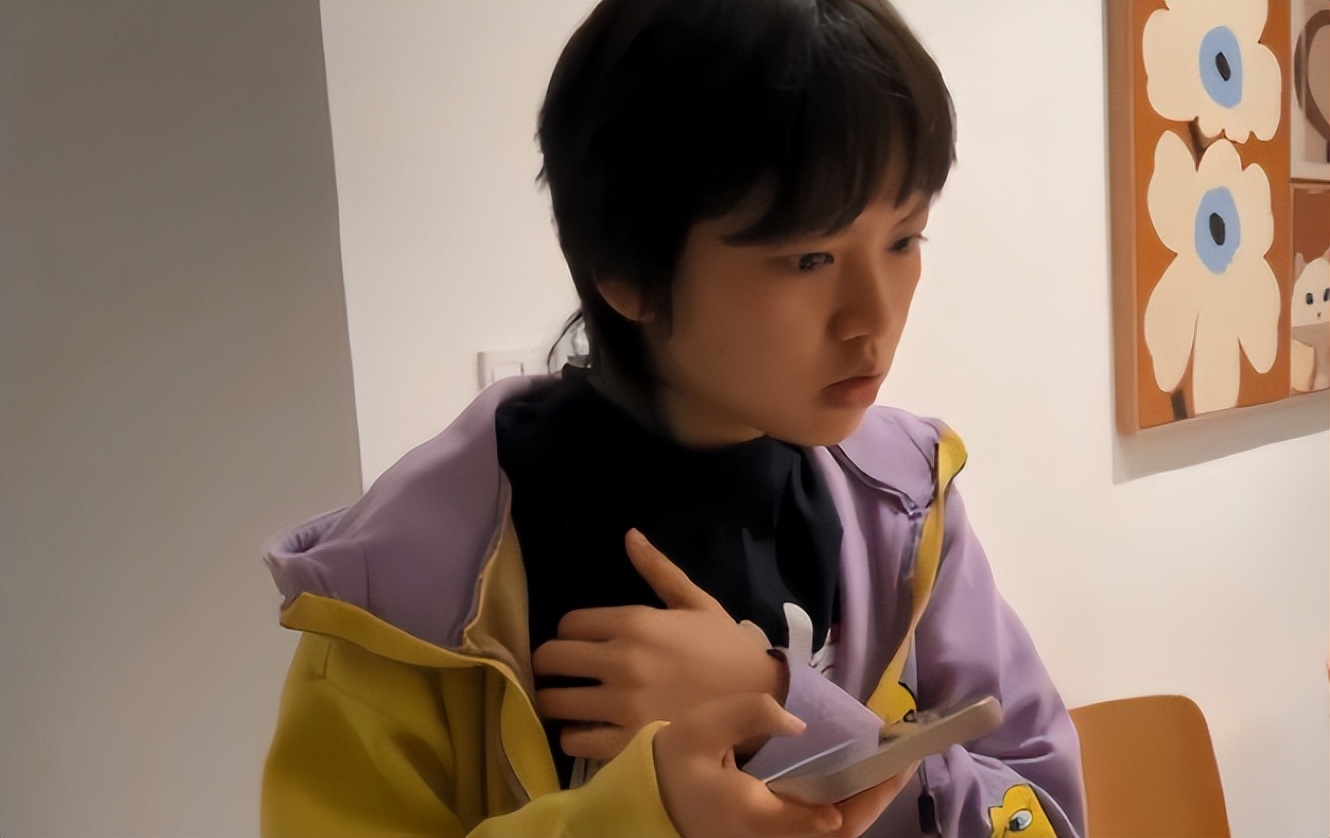 00后女生拉宏桑火了，在上海当楼长获央媒认可，却因学历饱受争议