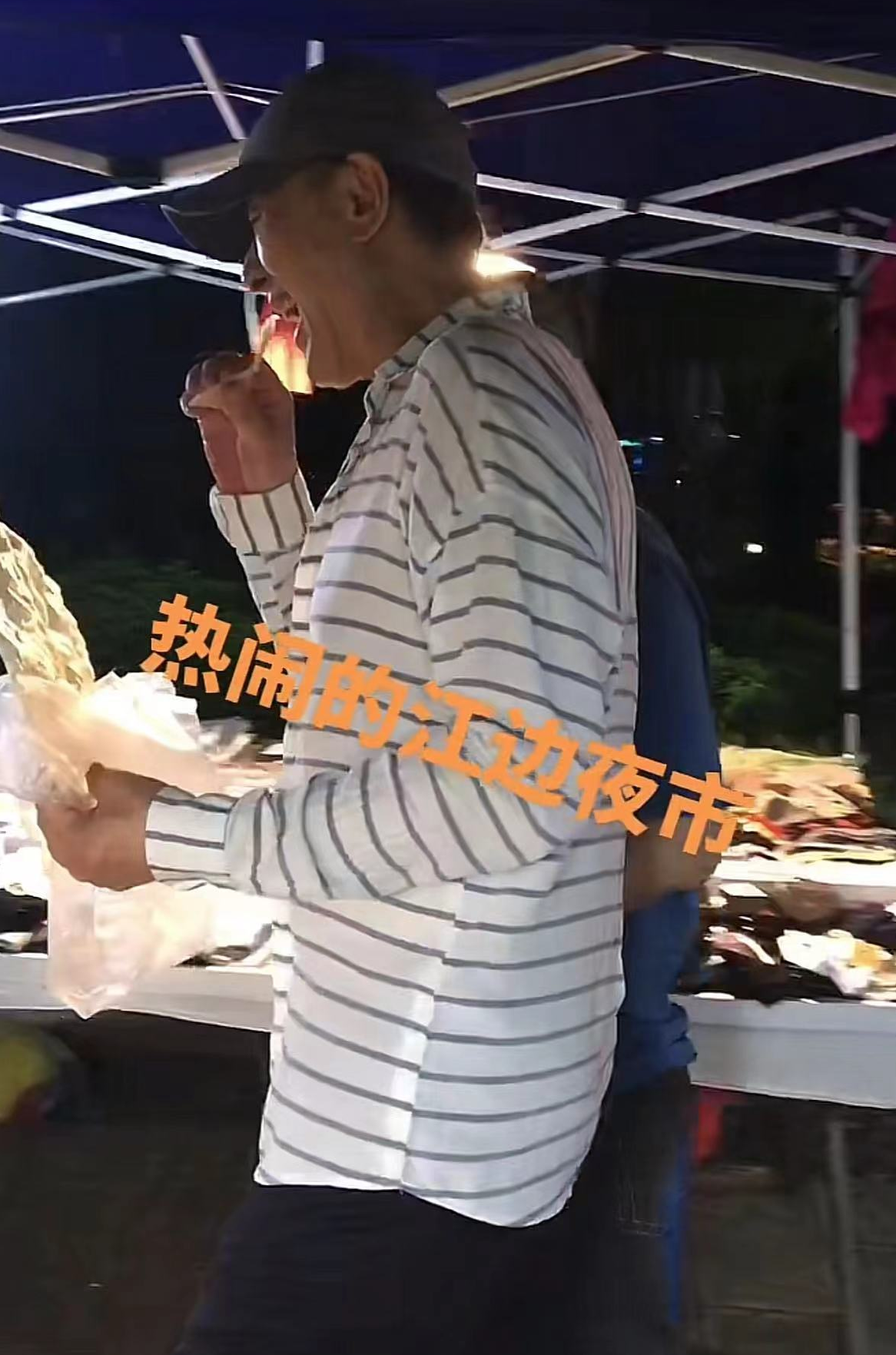 71岁老戏骨旅居云南！啃大饼逛夜市精神好，样子年轻不输张艺谋