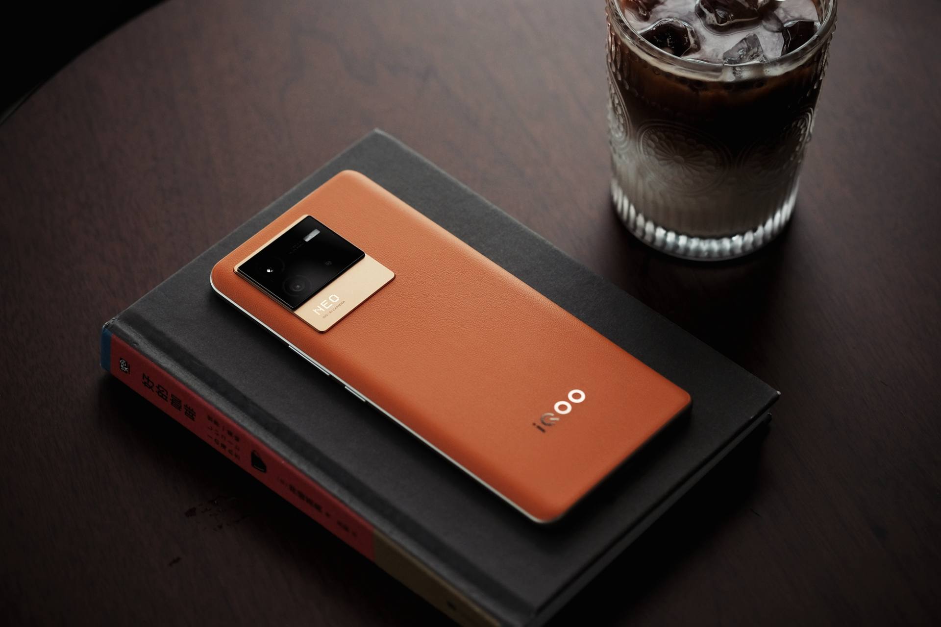 iQOO Neo 6主观体验：一面游戏，一面文艺