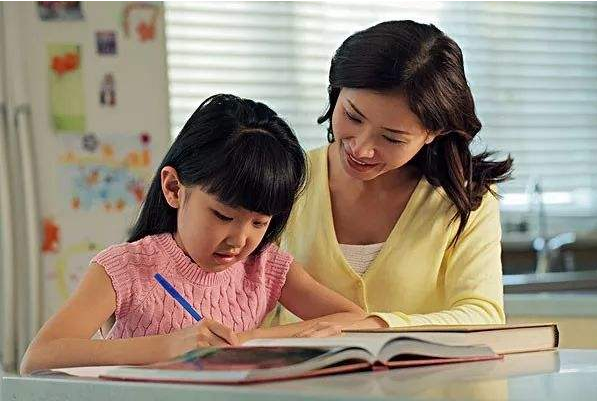 女生期末成绩优异，家长奖励一分钟任意购物，结账时却五味杂陈