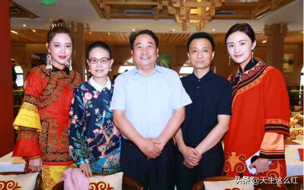 30岁超模如何拿下李亚鹏？我更好奇50岁李亚鹏如何拿下小美女