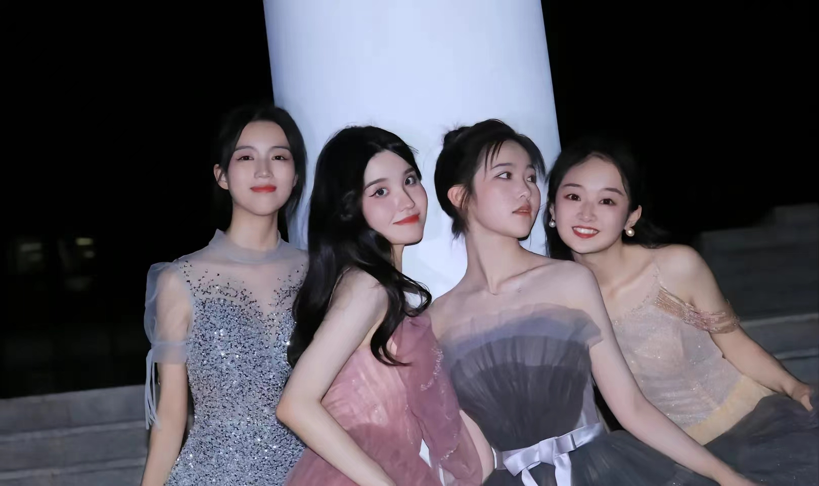 女大学生晒毕业照，笑容甜美尽显青春气息，堪称现实版《小时代》