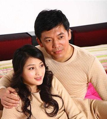 "国家一级演员"何政军:29岁娶初恋,婚后住9平米宿舍,如今幸福吗-蘑菇