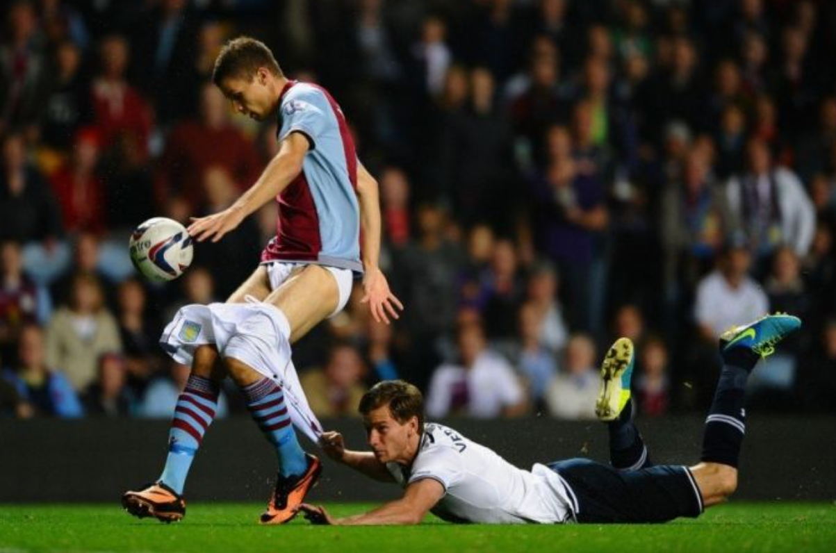 盘点足球场上的超搞笑时刻(赛场上的30个惊险,搞笑的画面,看着都疼