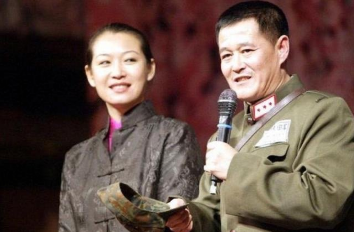 “小品王”赵本山：出身贫苦，成名后和发妻离婚，2婚娶小8岁娇妻