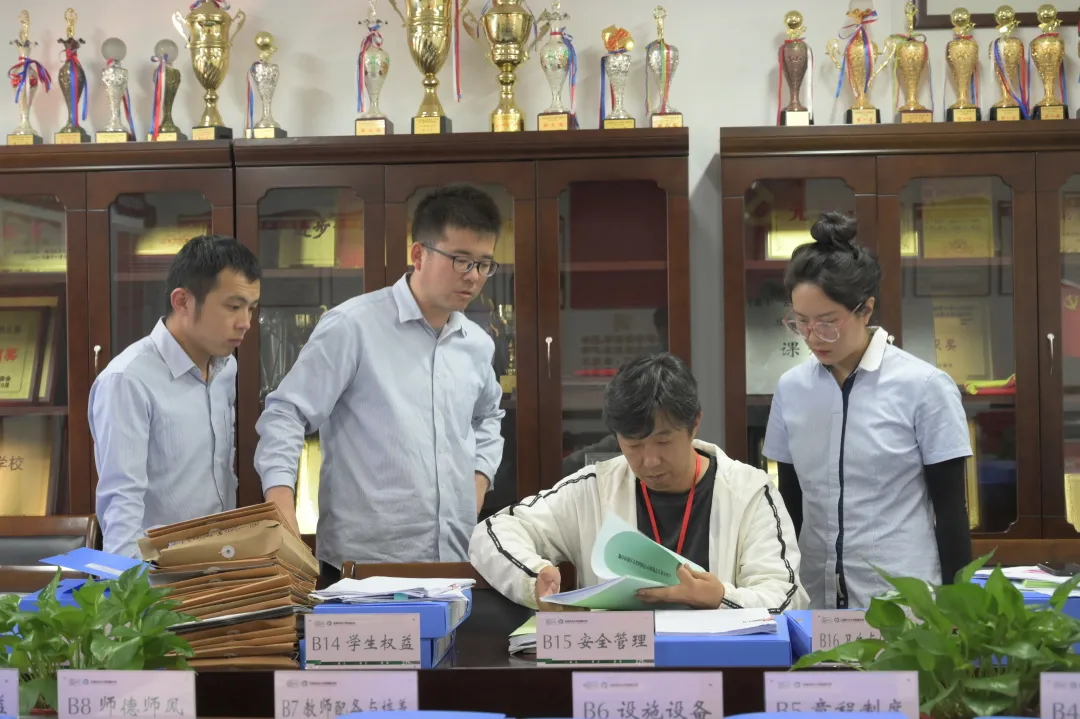 271教育丨盘龙区教育体育局年检组莅临云南农大附中开展年检工作