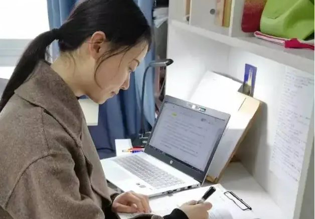 大二女生名字太特殊被老师质疑，无奈亮出身份证，从此不敢逃课