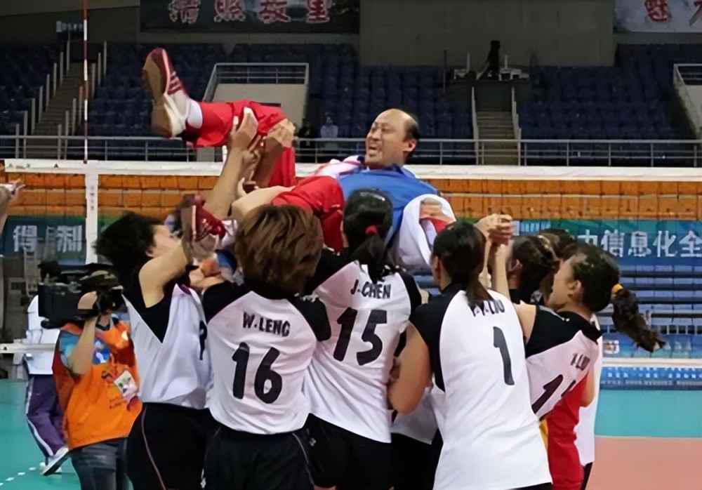 世界杯女排员工（张蓉芳：悲壮的排球生涯有泪水，因丈夫胡进遭非议）