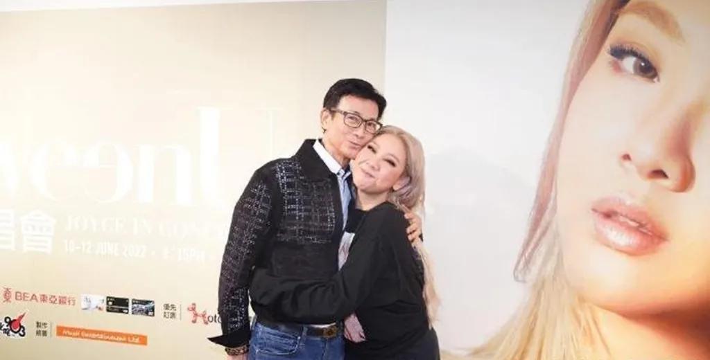 欣宜的演唱会太震撼了，父亲、妹妹都来祝贺，继母送了花篮