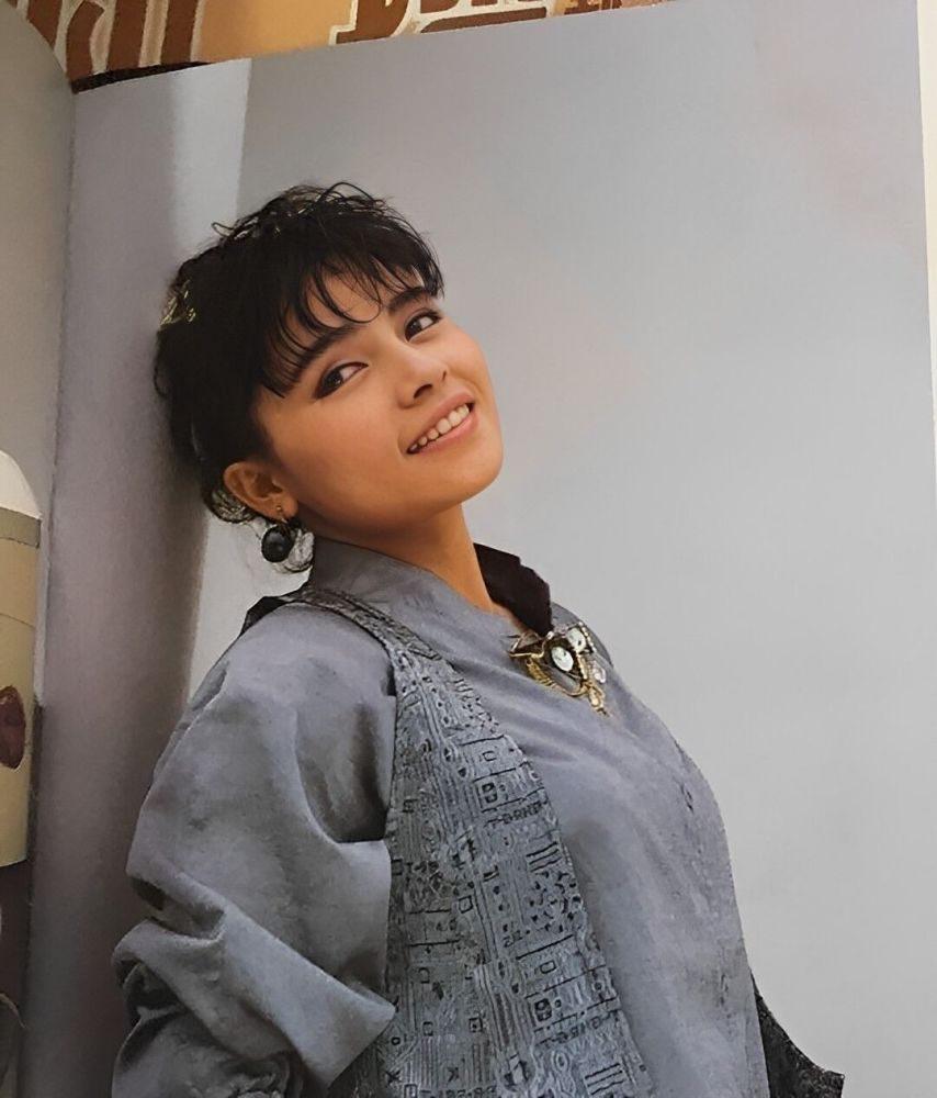 90年代的她,在港台地区可以说是知名的天后,仅千百惠的一张专辑mv,就