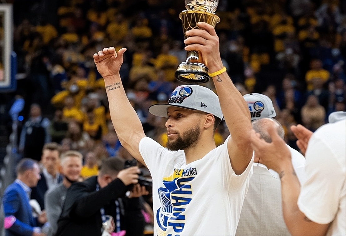 nba夺冠后为什么喷香槟(勇士总冠军！赛后更衣室曝光，库里叼雪茄狂欢，全队“怒骂”追梦)