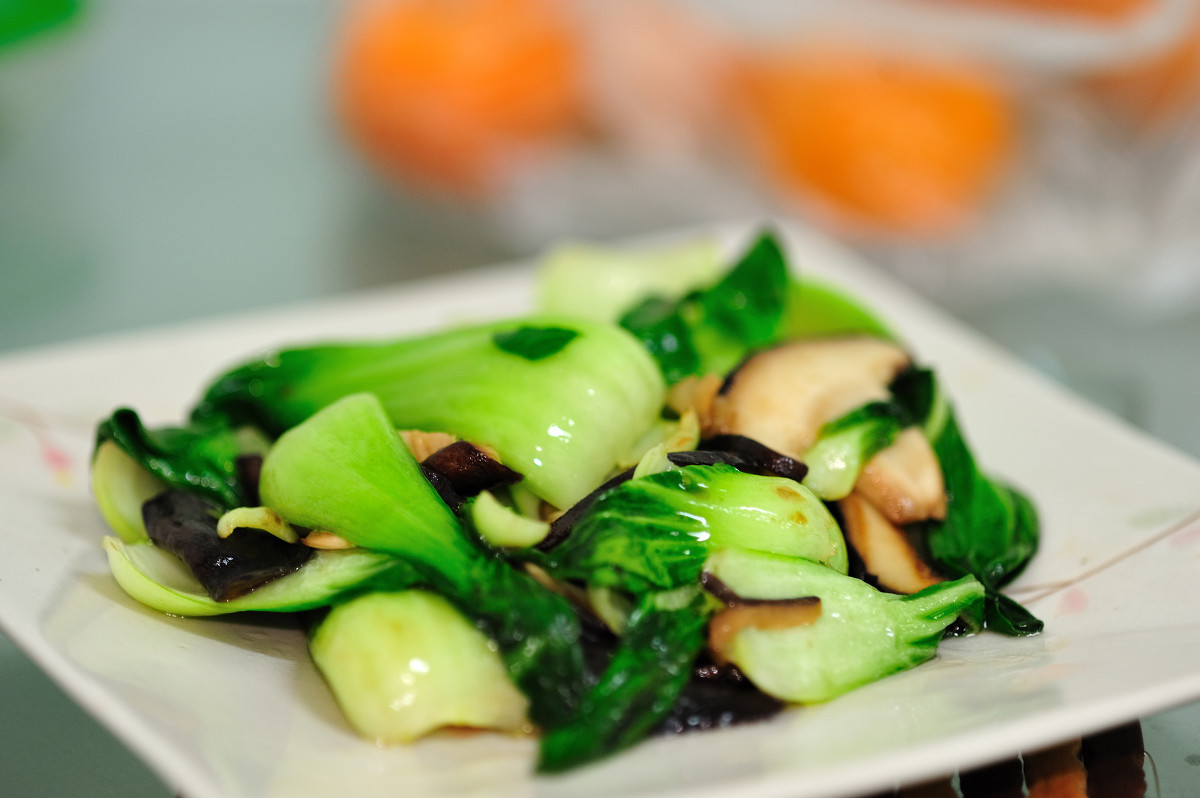 广东人炒青菜，为啥翠绿鲜嫩不出水？其实诀窍很简单，看完明白了