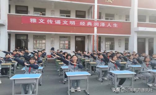 遂平中学小学部举行课桌韵律操比赛(图1)