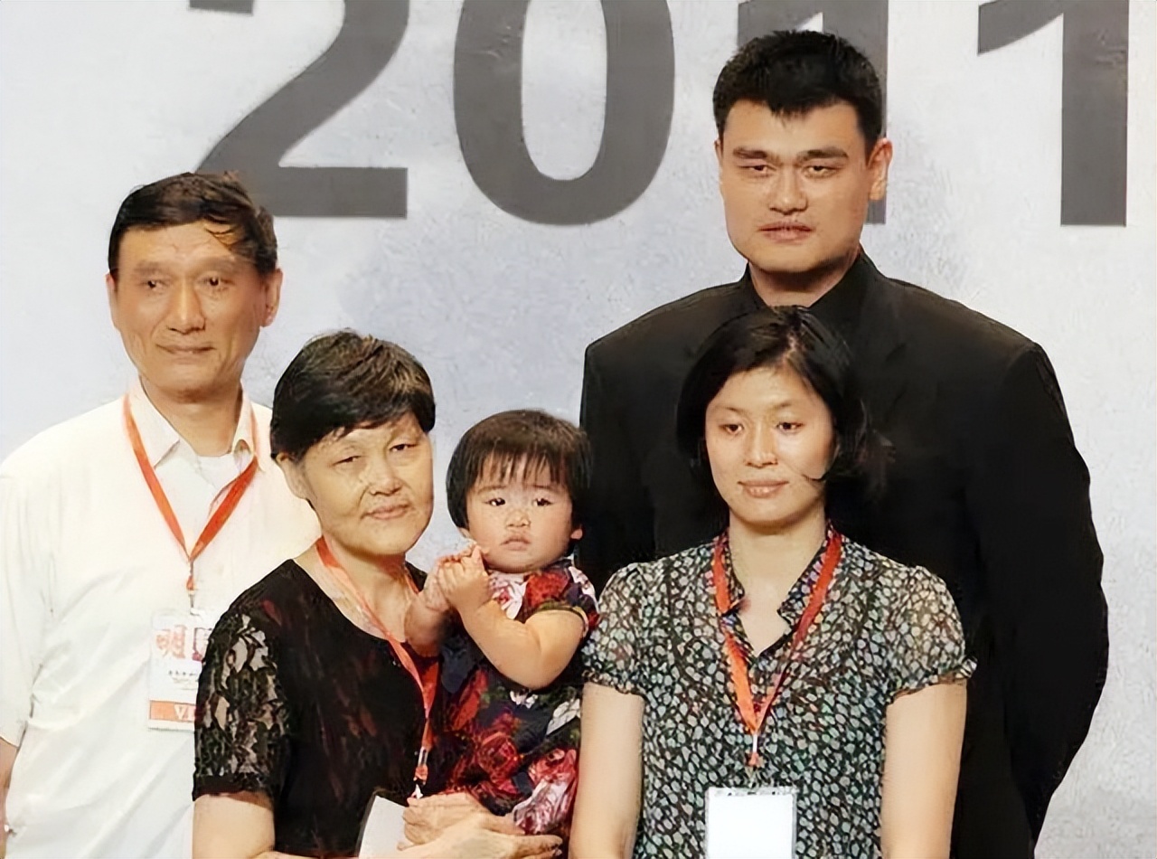 姚明与妻子叶莉近况:41岁叶莉韵味十足,12岁女儿身高到姚明胸口