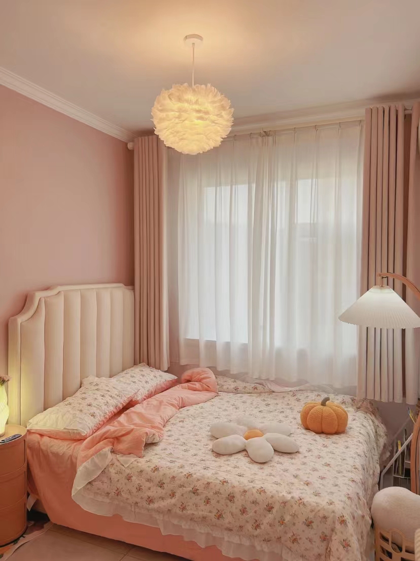 以米白色和粉色为主,珊瑚色的背景墙配上米白色窗帘和布艺床,真的好