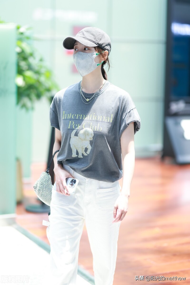街拍：李纯灰色T恤+白裤子+棒球帽酷感十足