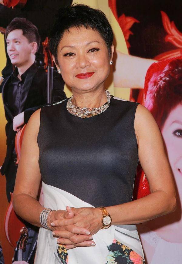 凭一首"上海滩"红遍全球,48岁不幸患癌,如今72岁苦尽甘来