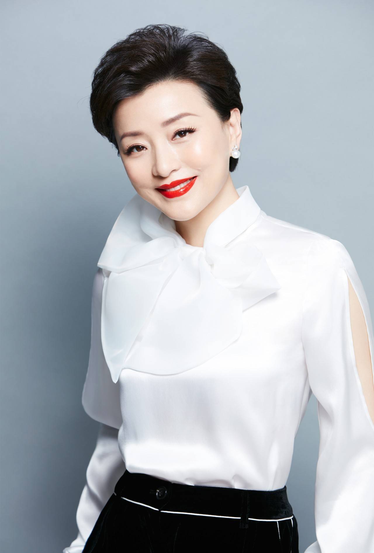 "杨澜沉着冷静的回答道:"我不算漂亮,但也不丑,我觉得我挺有气质的.