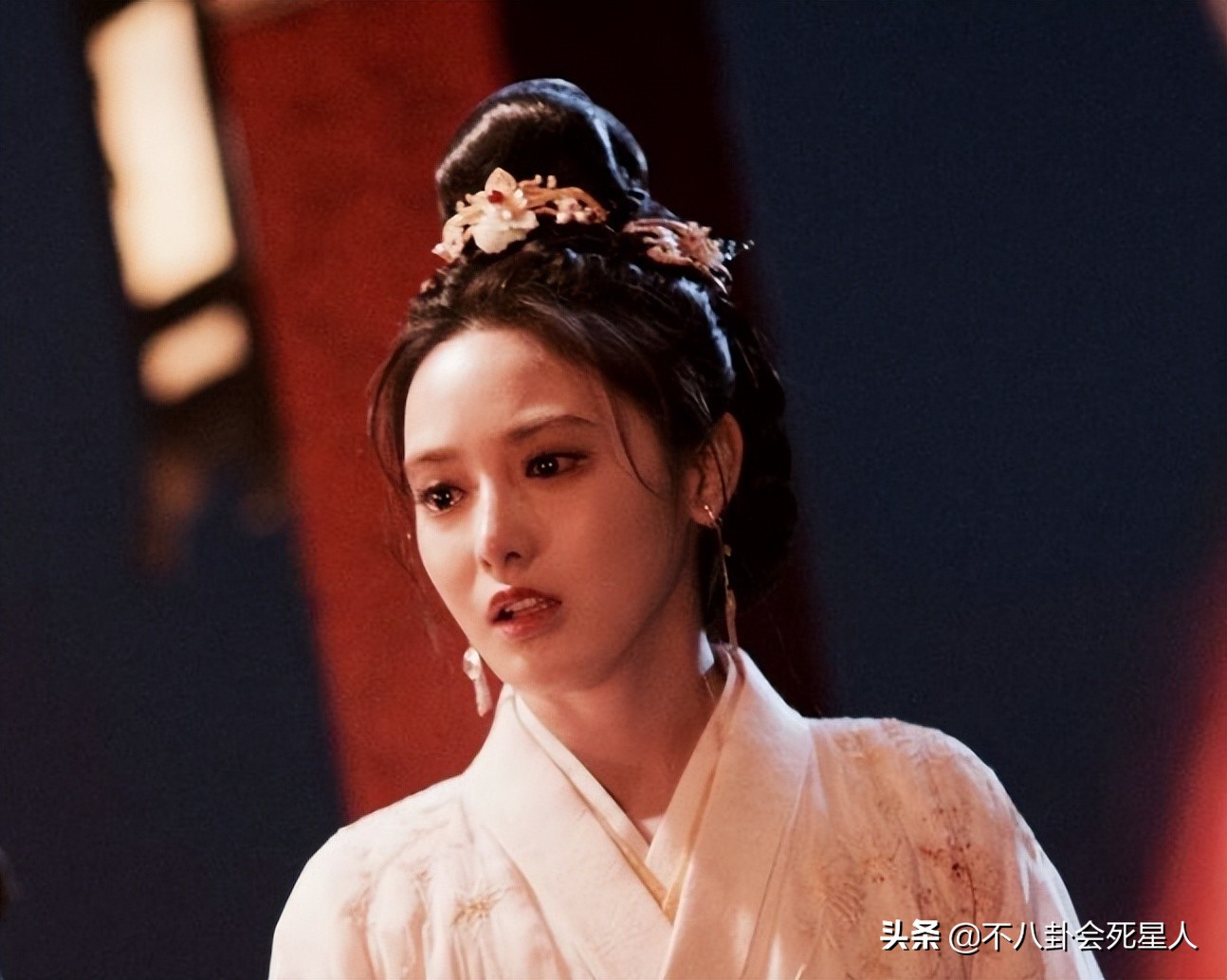 娱乐圈“一眼美人”太多了，全靠妆容造型加持，样貌缺点很明显