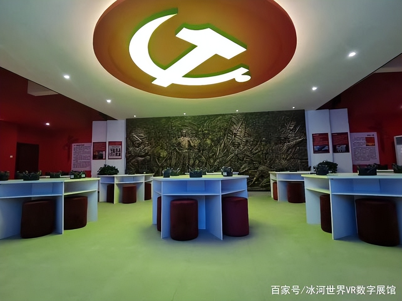 江西水利职业学院引进VR党建一体机