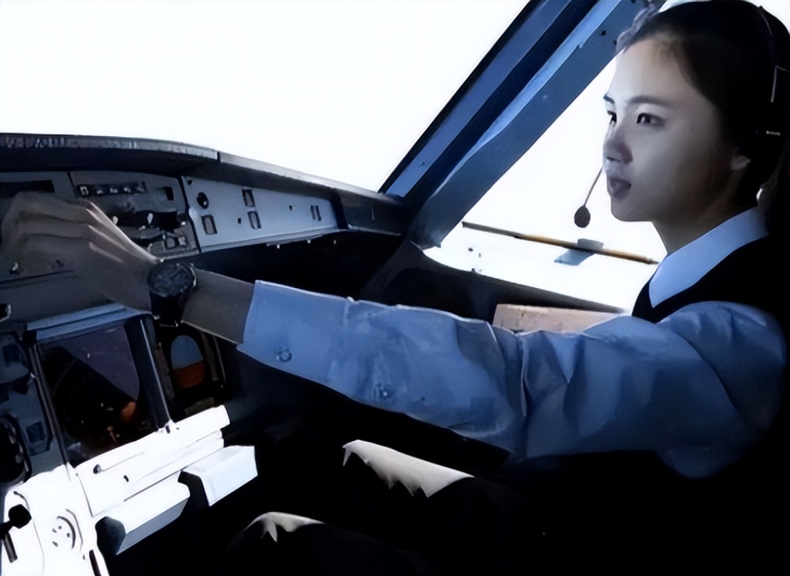 中国首位女机长伍倩玉:17岁开飞机,26岁当机长,巾帼不让须眉!