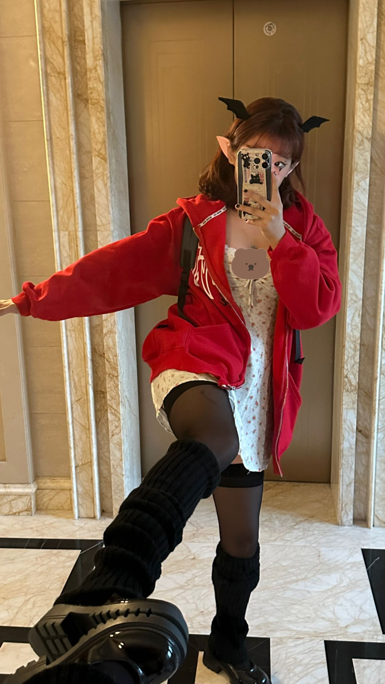 贾静雯女儿再晒性感美照!穿黑丝秀美腿纹身瞩目,继父曾无奈劝阻