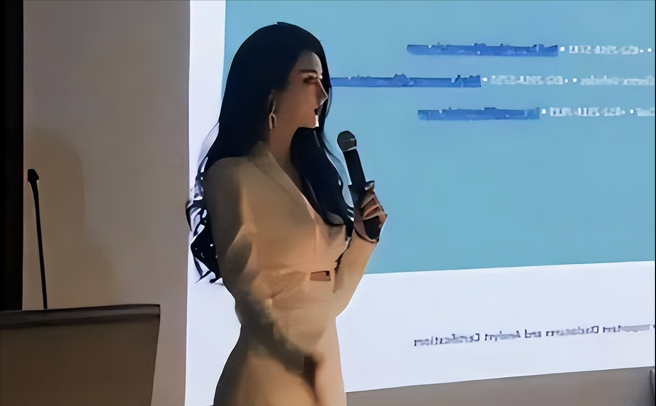 上海一大学女老师火了，长相酷似“AI”，讲课样子温柔又知性