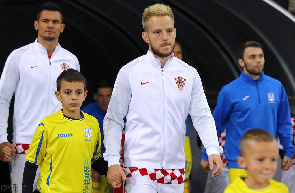 足球裁判开球怎么站位（伪球迷的自我修养(一)：你还不知道的足球比赛规则都在这里）