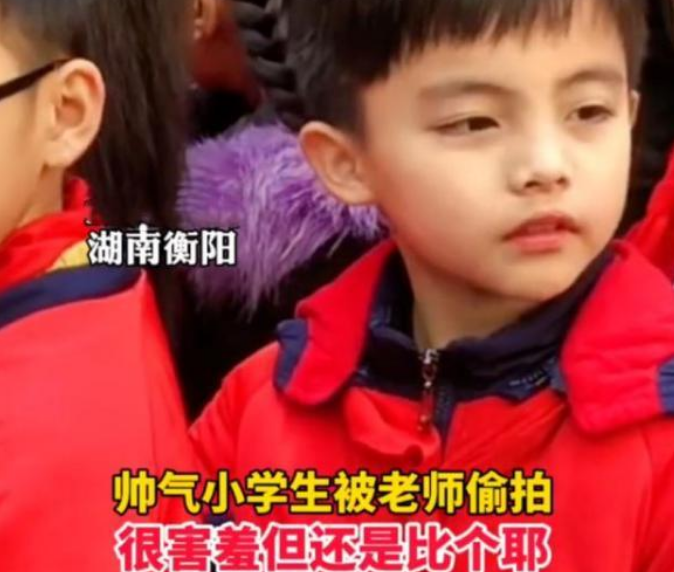 年度最帅小学生走红，长了一张主角脸，网友表示：好想等他长大