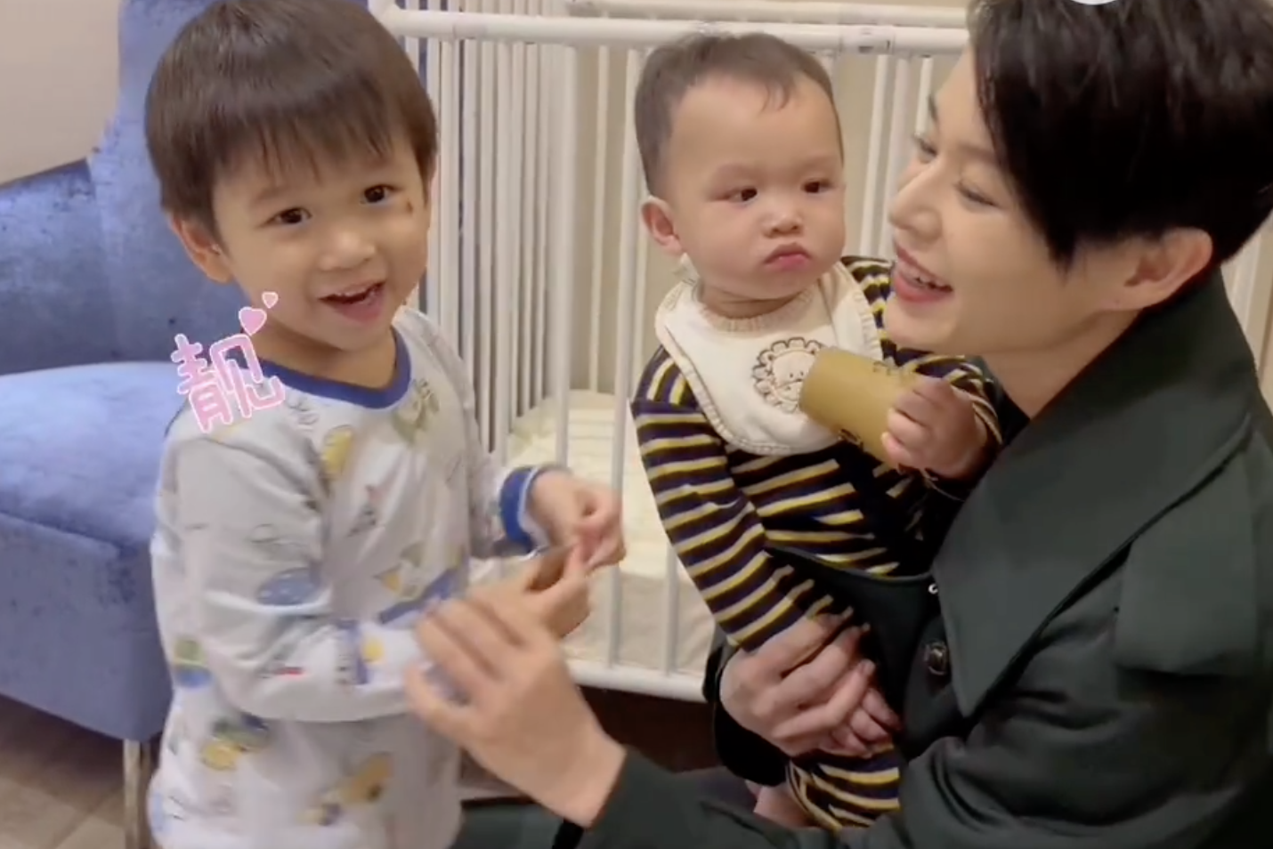 胡杏儿晒剪短发vlog，被长子次子夸漂亮，1岁幼子盯着妈妈萌态足
