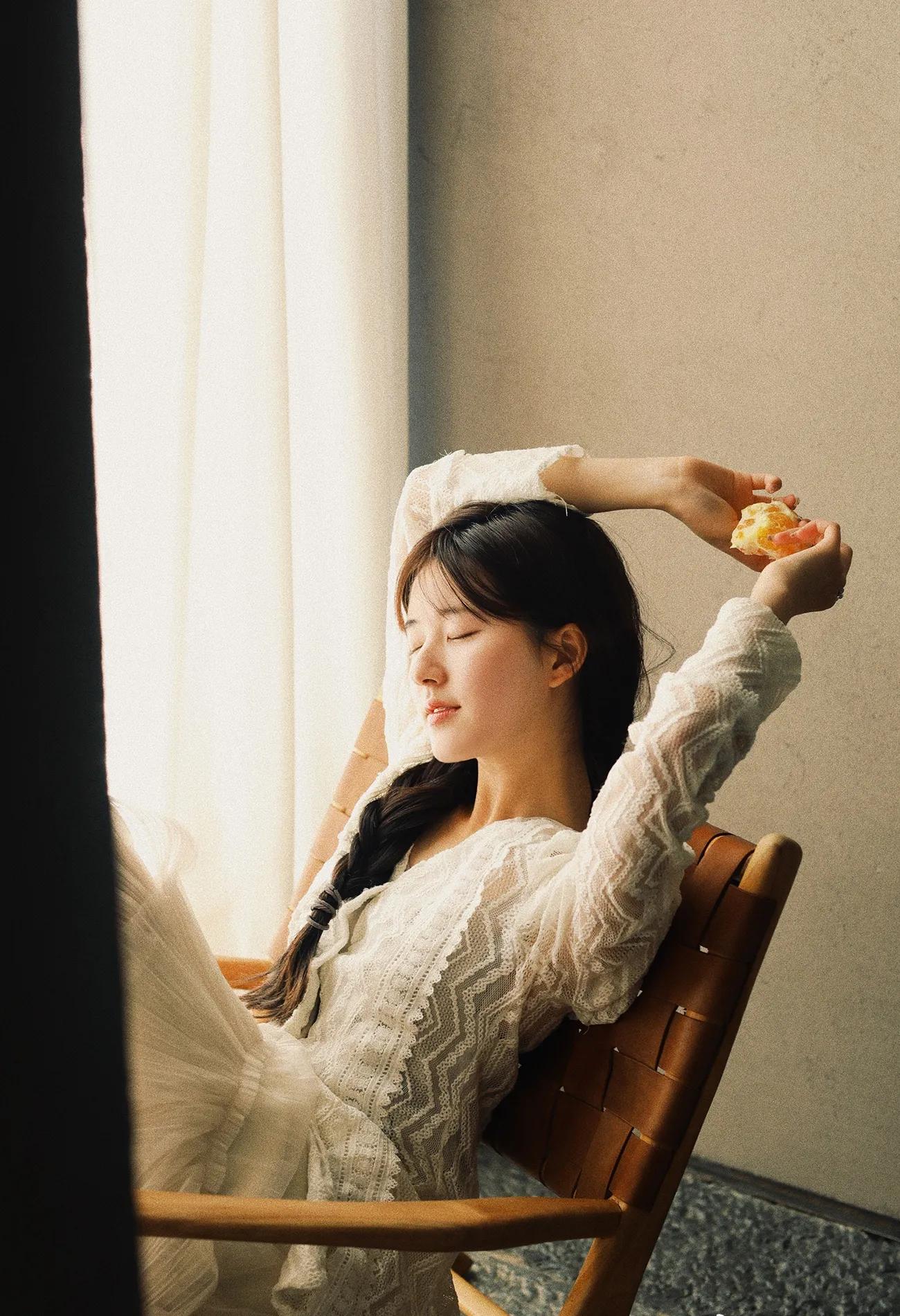 从网红成长为明星，赵露思甜美写真欣赏