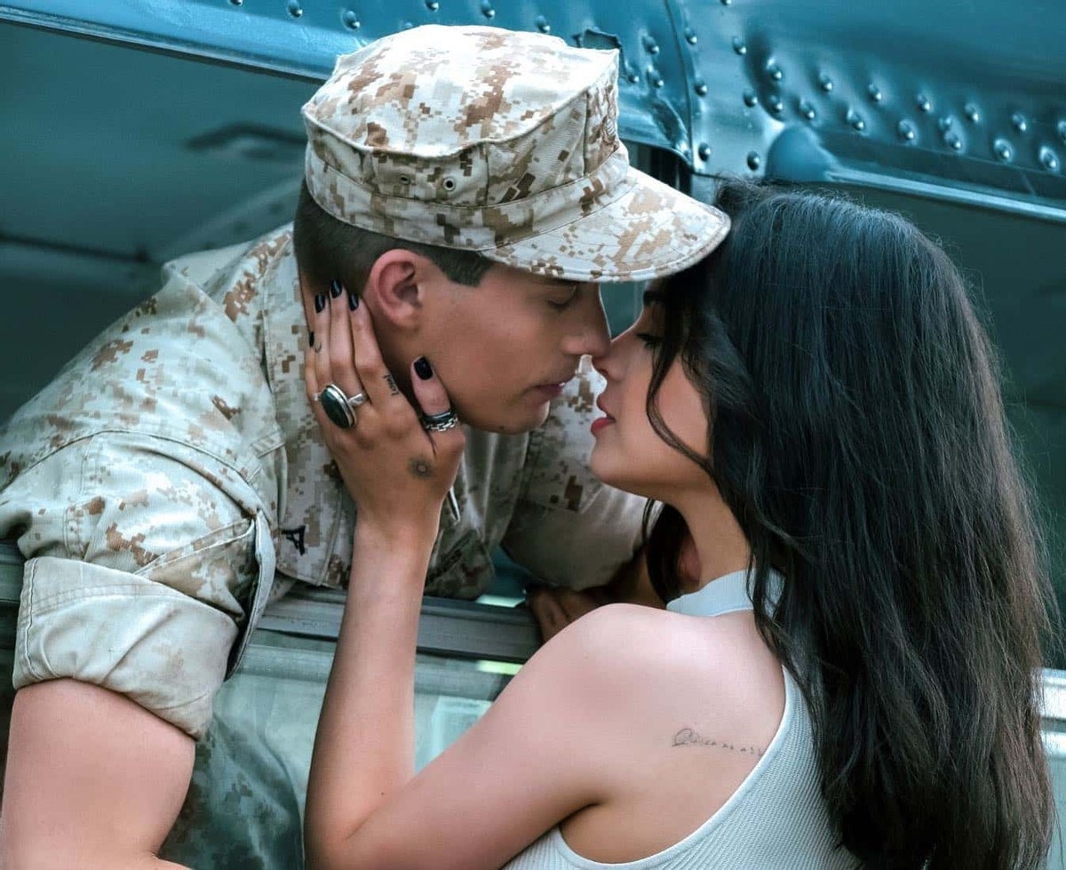 有多久没看过催泪的爱情电影？《Purple Hearts》正适合盛夏观赏