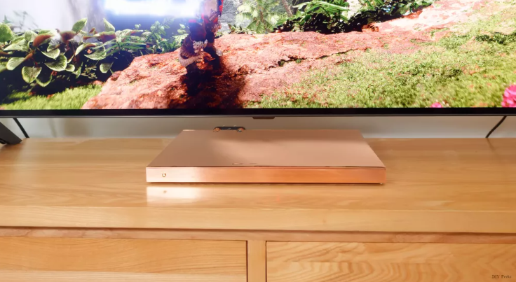 大神自制索尼 PS5 Slim 游戏机：闪亮铜制外壳，仅 2 厘米厚