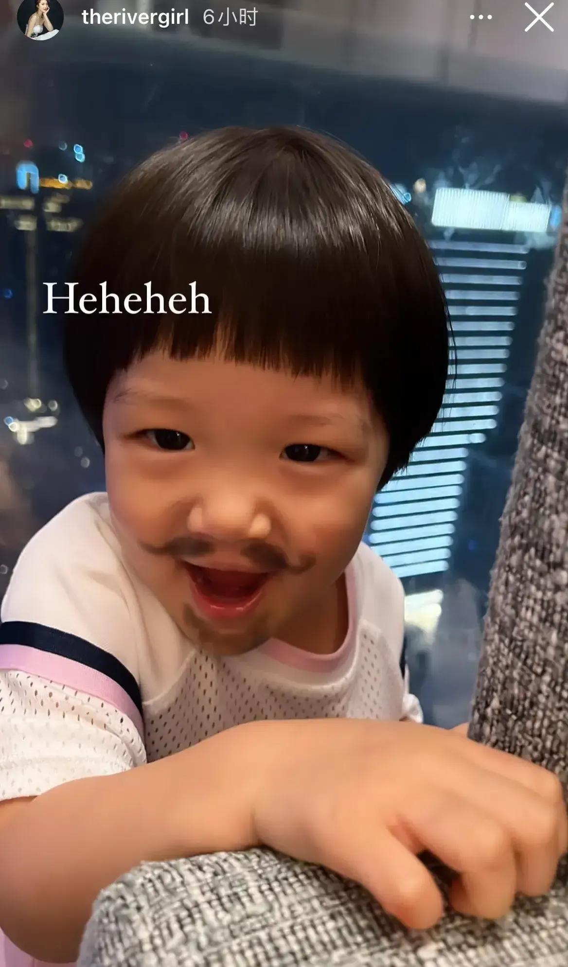 李亚男母女三人牵手游故宫画面有爱，gabby模仿妈妈跳起拍照太逗