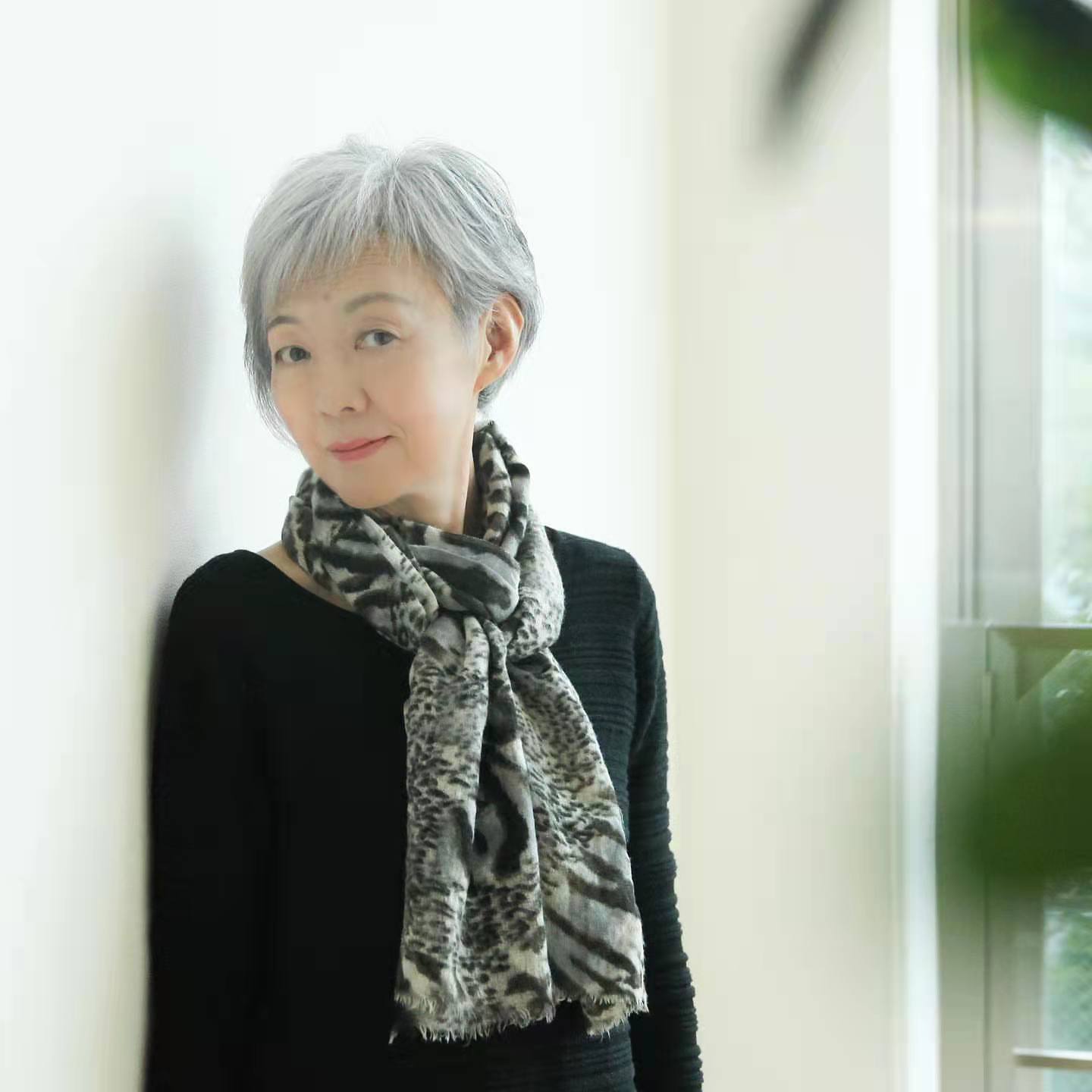 60岁 的女人白发太多,染什么色能盖白发?不染发什么发型减龄?