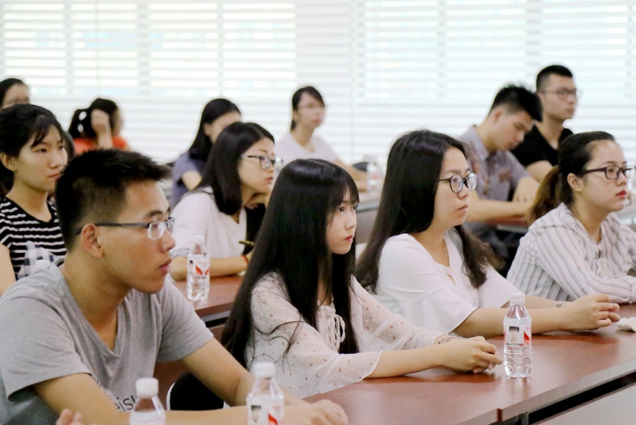 大一到大四“对比照”，大一是帅哥大四被叫哥，反向逆袭惊呆网友